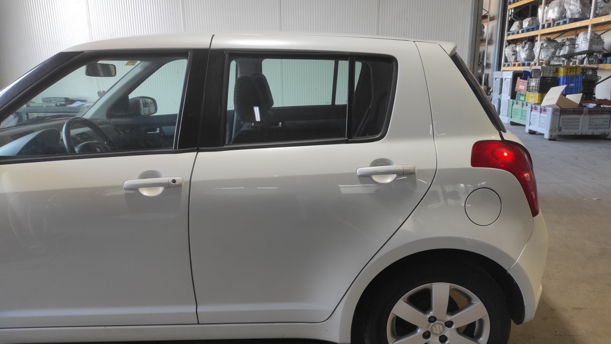 Peças - Porta Traseira Esquerda Suzuki Swift Berlina (Mz) Gl (5-Ptas